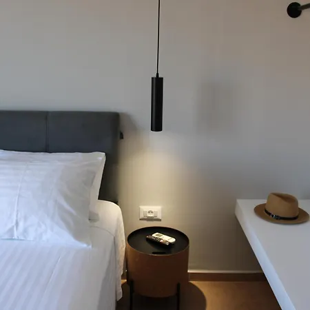 Modern Living * Lakíthra